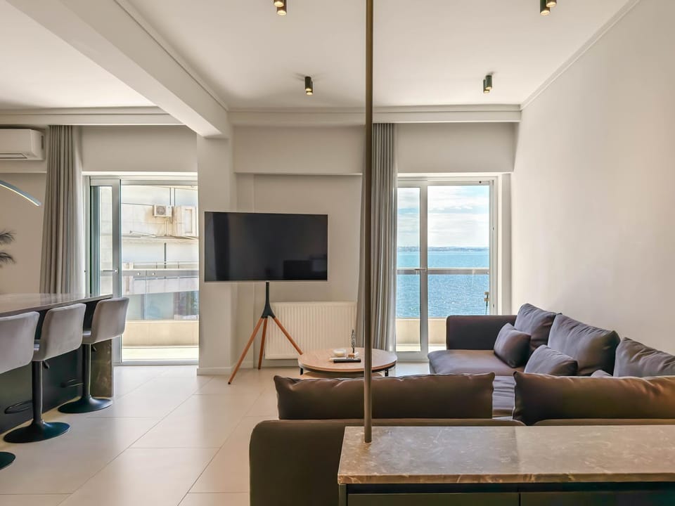 Communal lounge/ TV room, TV and multimedia, Living room, Seating area, Evening entertainment, Sea view