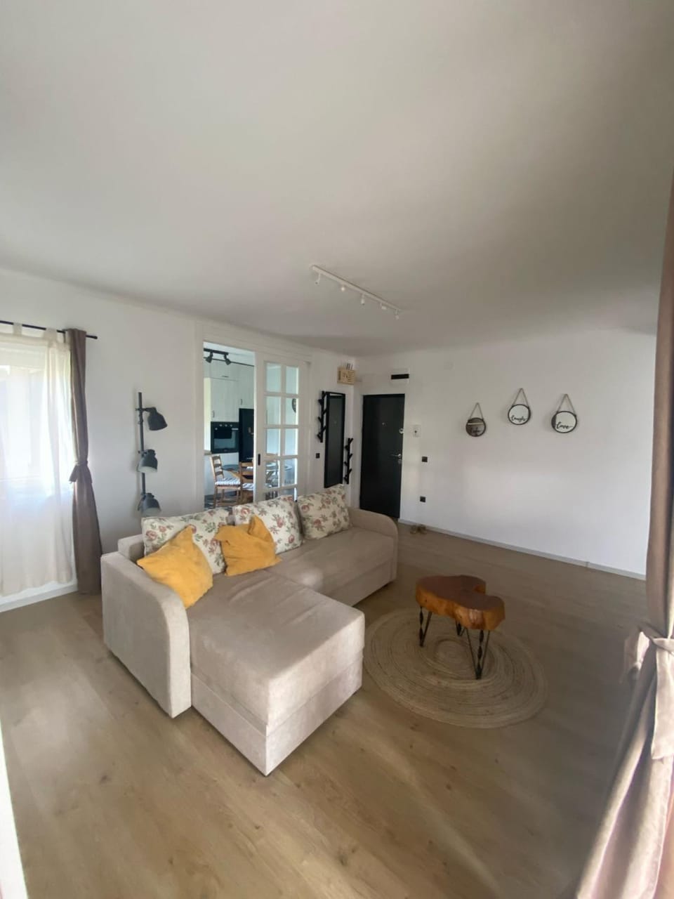 Bed, TV and multimedia, Living room, Seating area