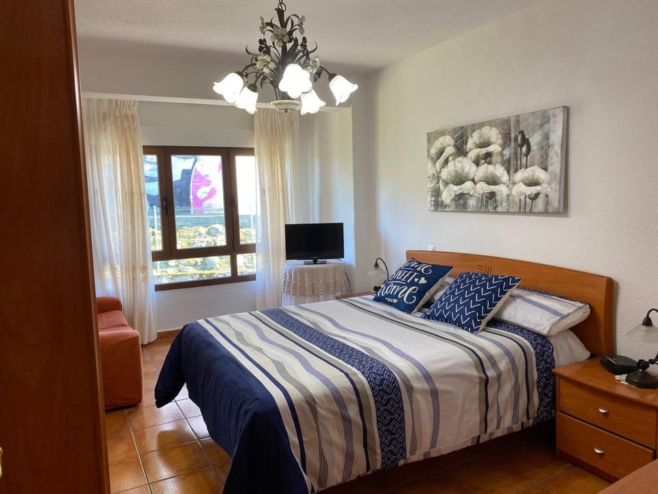 Bed, TV and multimedia, Photo of the whole room, Bedroom