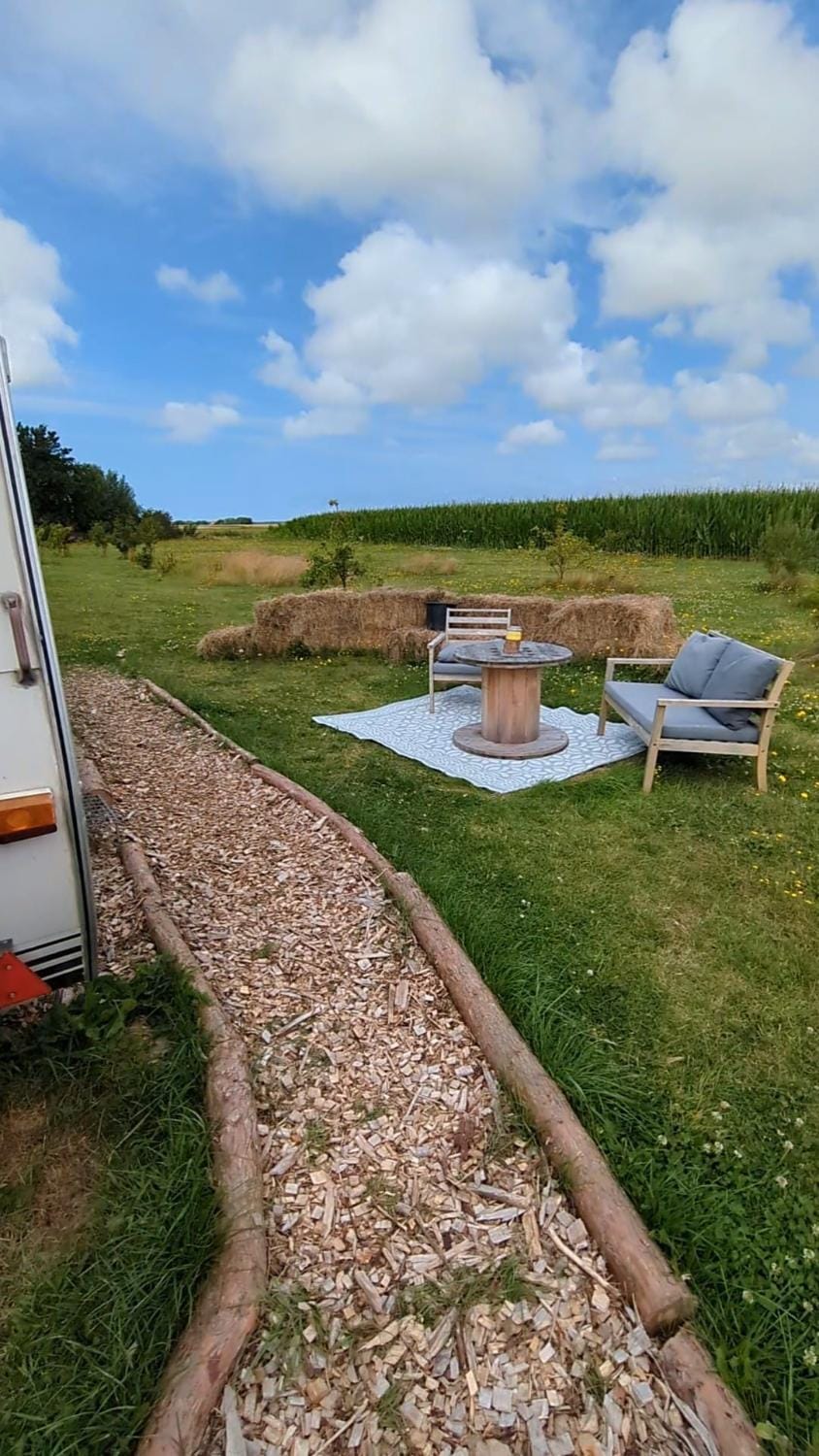 Gerestylde vintage caravan "Zee" met luxe badkamer bij "de Kapitein" Campground/ 
RV Resort in North Holland (province)