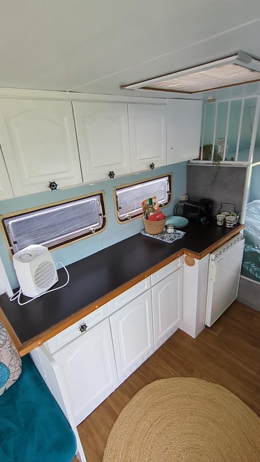 Gerestylde vintage caravan "Zee" met luxe badkamer bij "de Kapitein" Campground/ 
RV Resort in North Holland (province)
