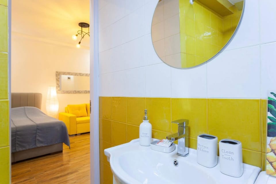 Bathroom, towels