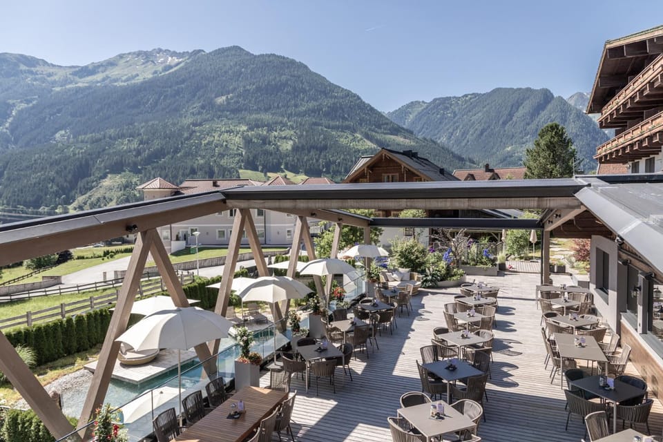 Restaurant/places to eat, Balcony/Terrace