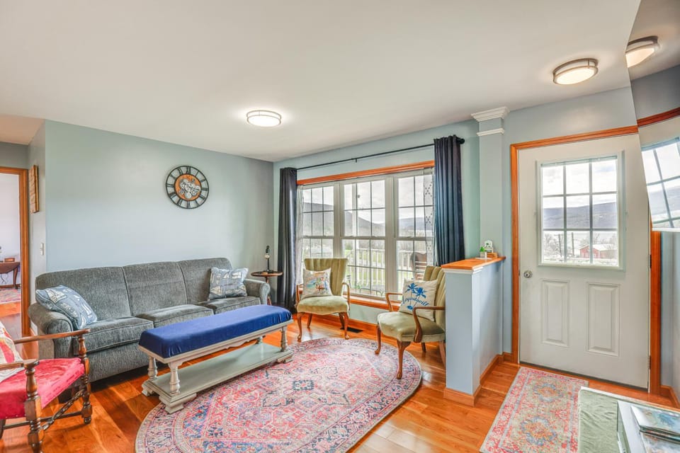 Views of Canandaigua Lake: Middlesex Retreat! House in Canandaigua Lake