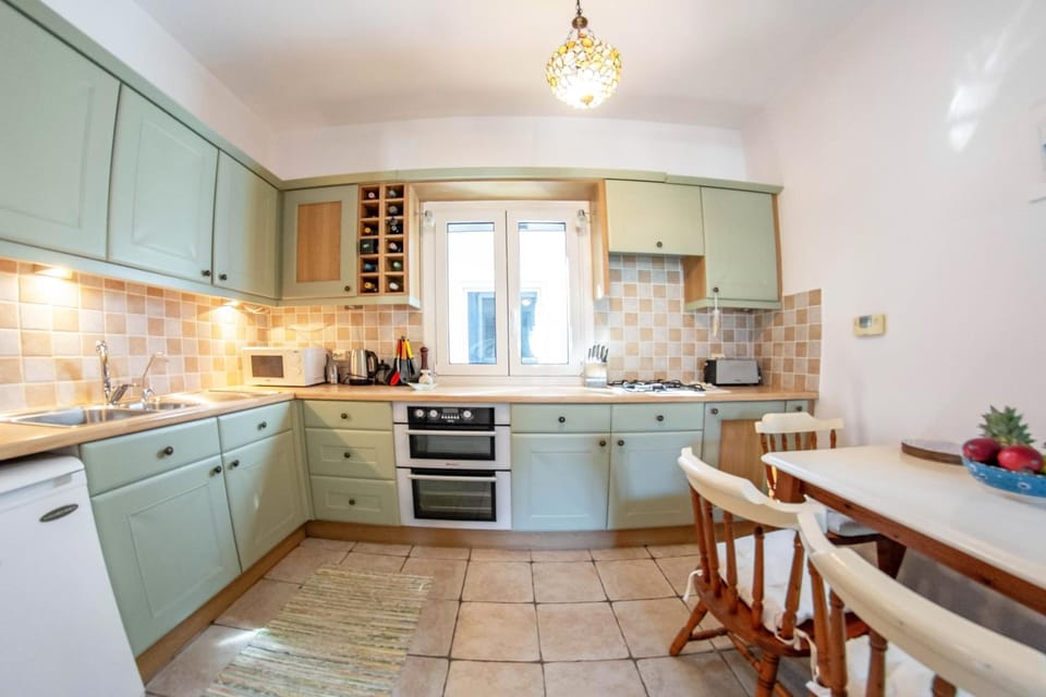 Kitchen or kitchenette, Dining area, oven