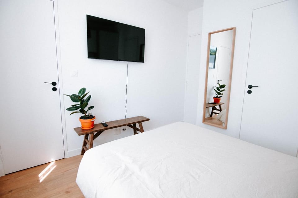 Bed, TV and multimedia, Photo of the whole room, Bedroom, wardrobe