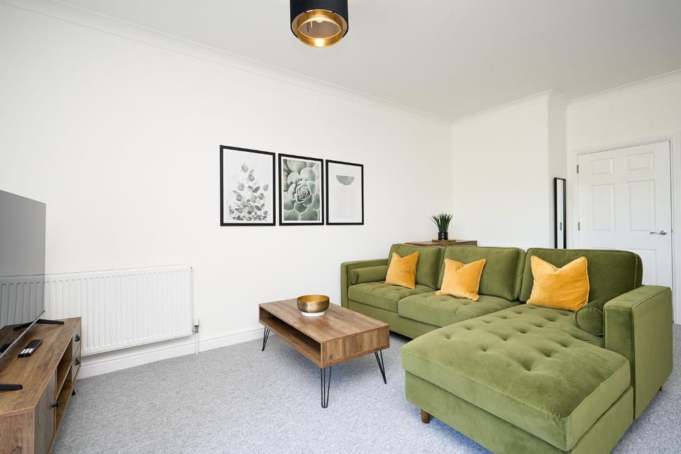 Riviera View - A Stunning Large 1 Bed Apt - Private Parking - 5 Mins To Beach - Dog Friendly - Close To Ventnor, Shanklin & Sandown - Ideal For Friends, Families & Business Travellers - Managed By "Greenstay Serviced Accommodation" Apartment in Ventnor