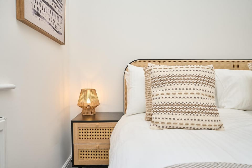 Riviera View - A Stunning Large 1 Bed Apt - Private Parking - 5 Mins To Beach - Dog Friendly - Close To Ventnor, Shanklin & Sandown - Ideal For Friends, Families & Business Travellers - Managed By "Greenstay Serviced Accommodation" Apartment in Ventnor