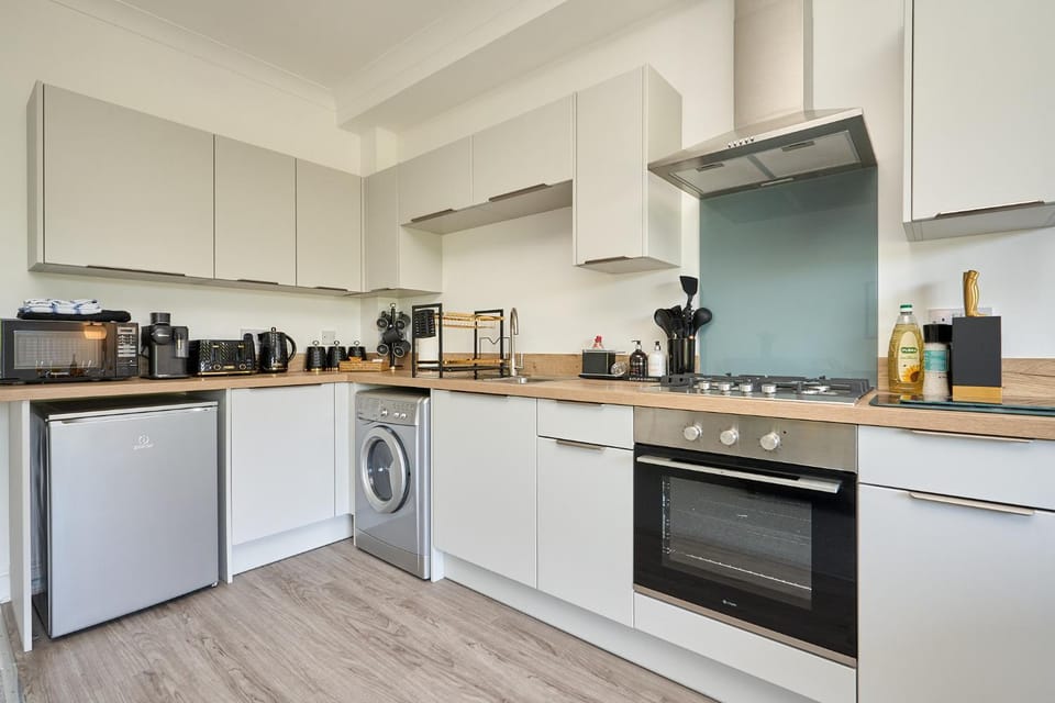 Riviera View - A Stunning Large 1 Bed Apt - Private Parking - 5 Mins To Beach - Dog Friendly - Close To Ventnor, Shanklin & Sandown - Ideal For Friends, Families & Business Travellers - Managed By "Greenstay Serviced Accommodation" Apartment in Ventnor