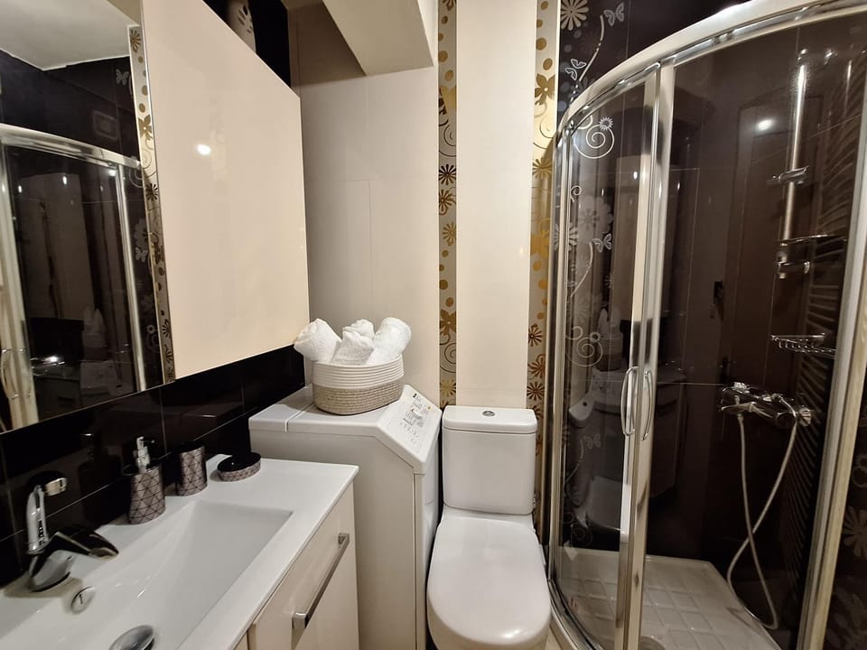 Shower, Toilet, Bathroom, towels