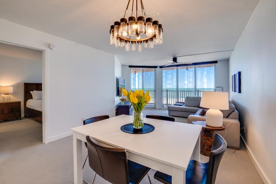 Bella Luna, 2 bed and 2 bath beachfront condo House in Bradenton Beach