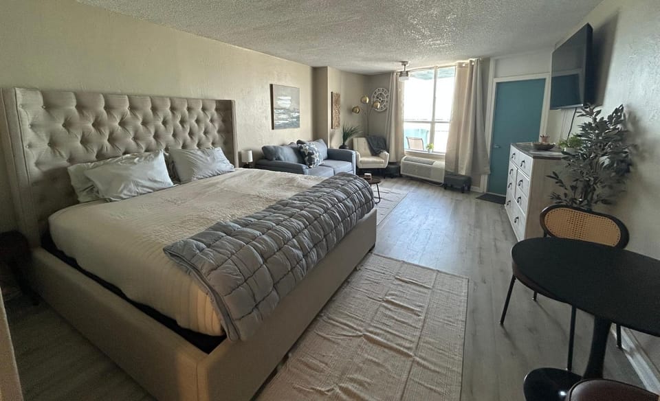 Bed, Living room, Photo of the whole room, Seating area, Bedroom