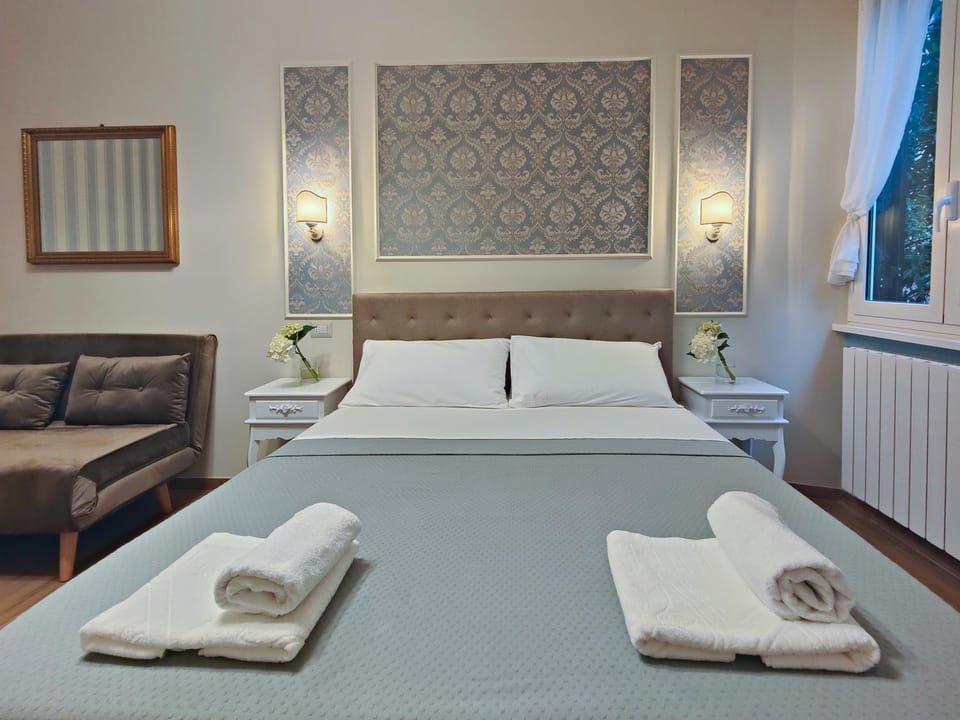 Bed, Photo of the whole room, Bedroom, towels