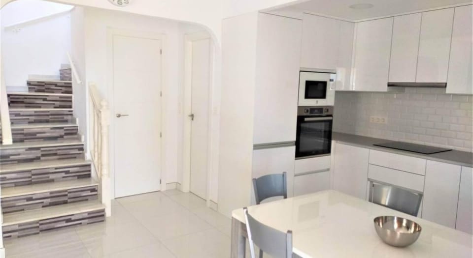 Kitchen or kitchenette, Dining area, minibar, pet friendly, stove