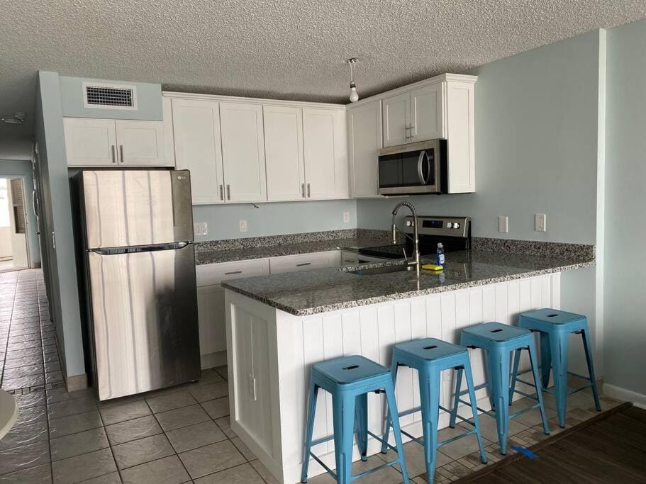 Gorgeous 2 BR/2 BR Newly Renovated BeachFront Condo Apartment in Garden City