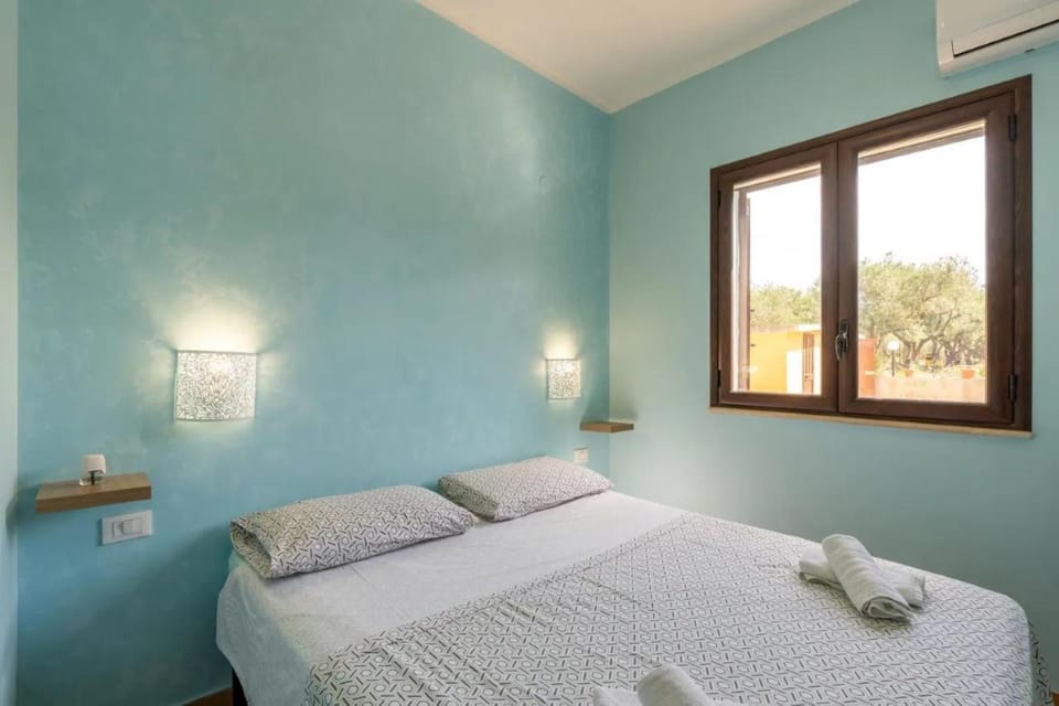 Bed, Photo of the whole room, Bedroom, towels, air conditioner