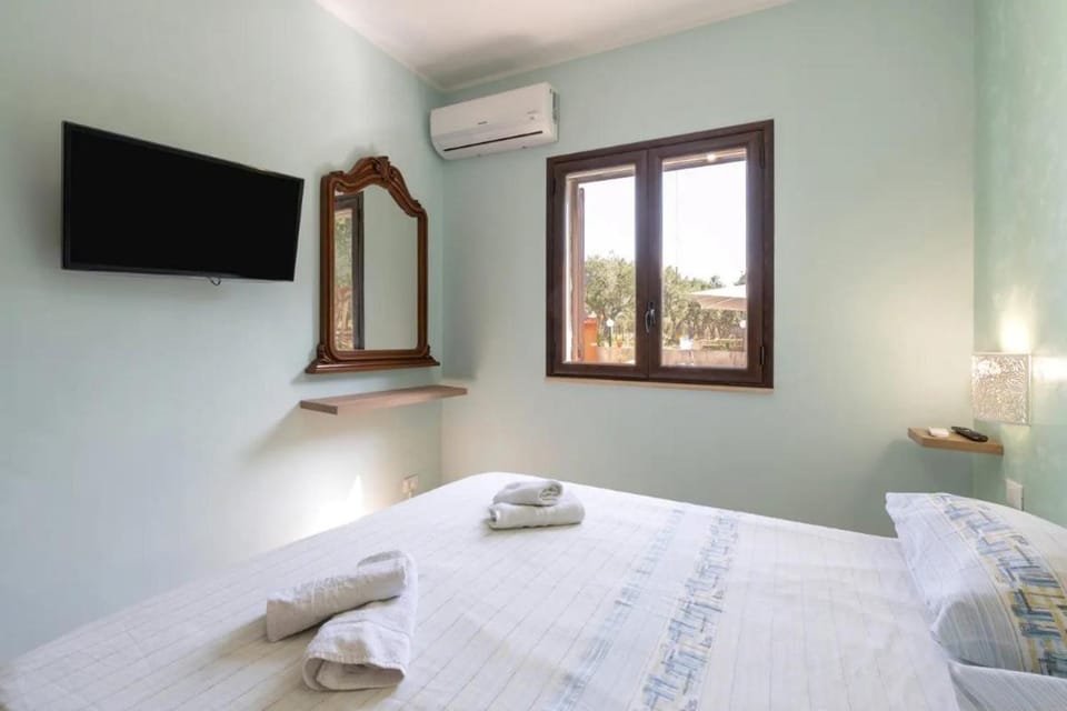 Bed, TV and multimedia, Photo of the whole room, Bedroom, towels, air conditioner