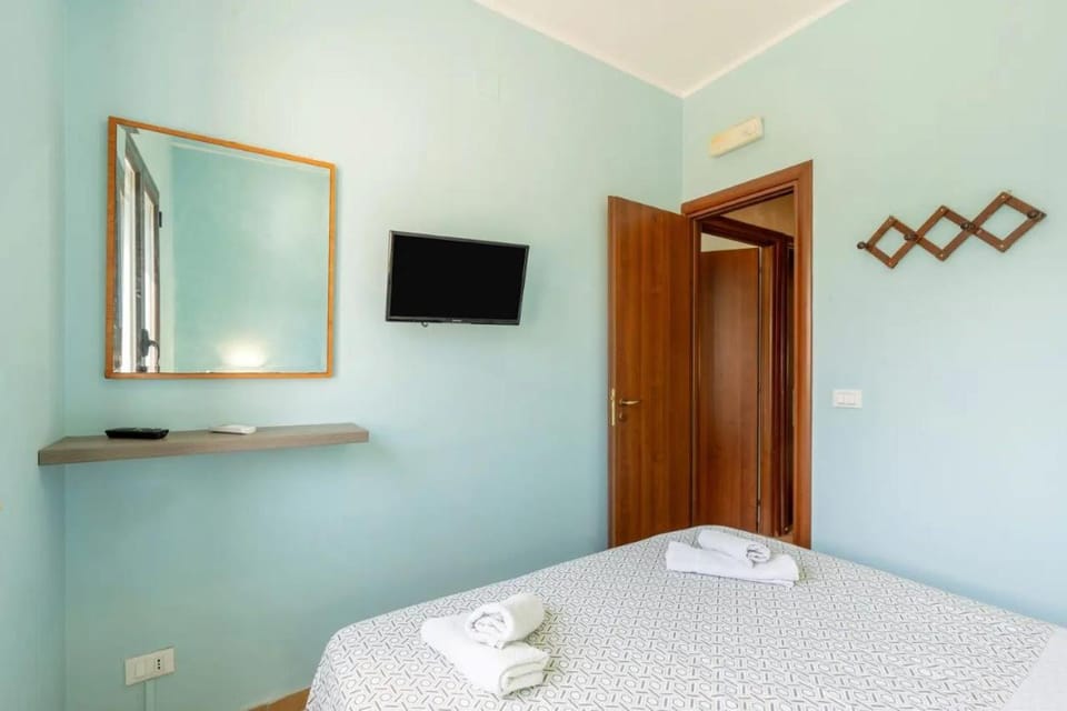 Bed, TV and multimedia, Photo of the whole room, Bedroom, towels, wardrobe