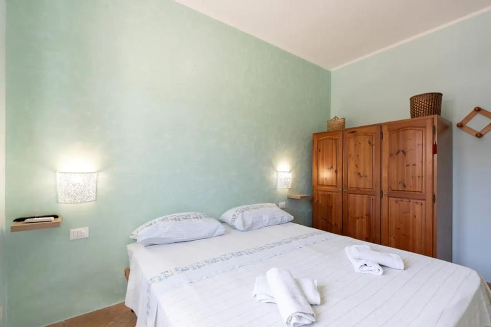 Photo of the whole room, Bedroom, towels, wardrobe