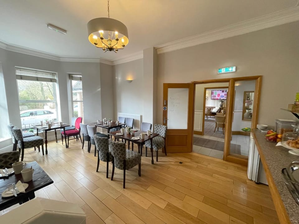 Restaurant/places to eat, Living room, Food and drinks, Banquet/Function facilities, Seating area, Food