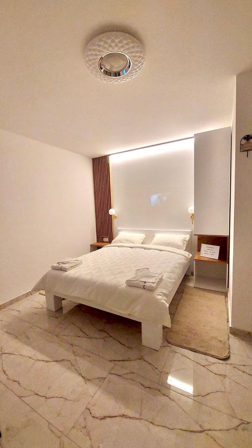 AIRPORT APARTMANI HAPPY HOUSE free parking & early check-in Apartment in Belgrade