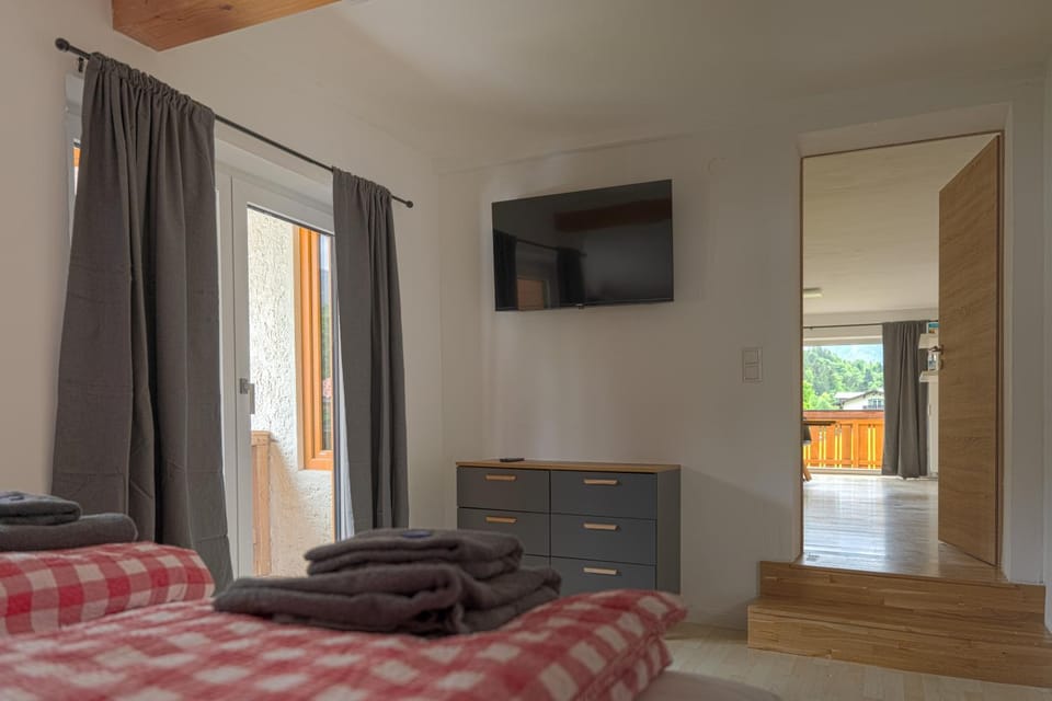 Bed, TV and multimedia, Bedroom