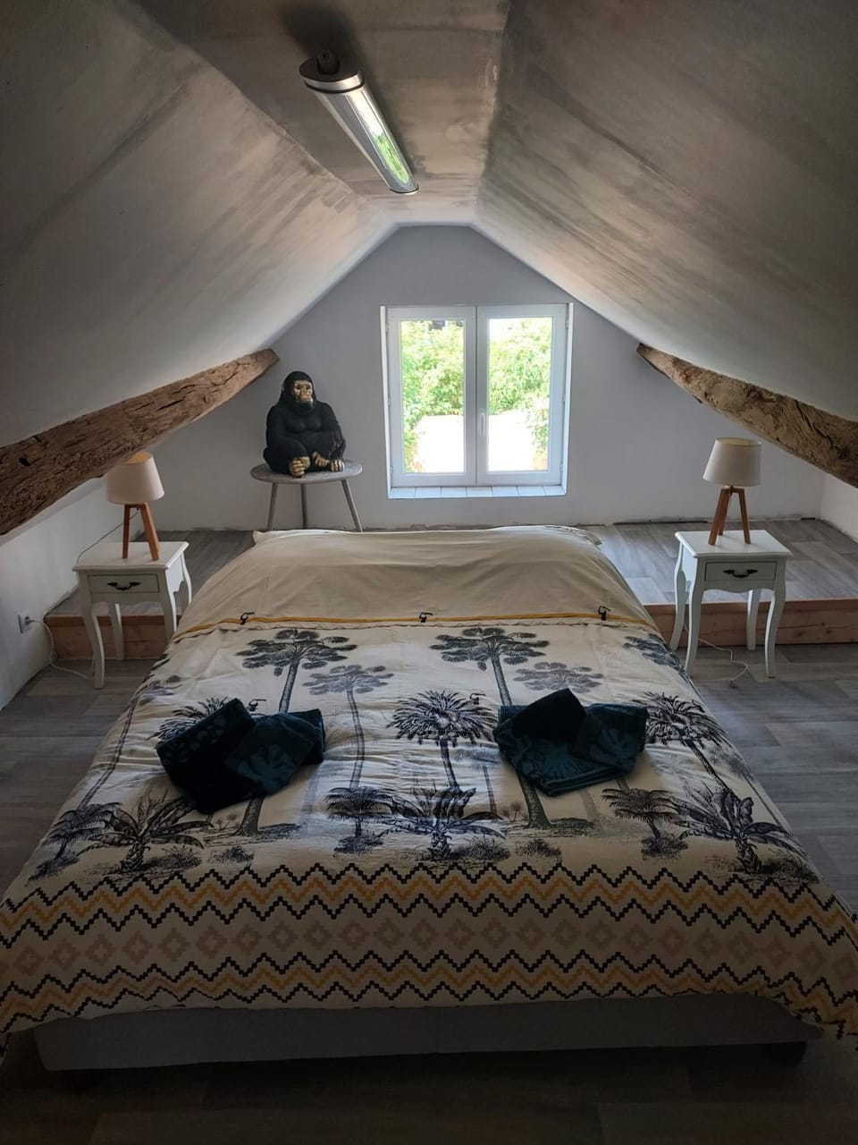 Photo of the whole room, Bedroom, towels