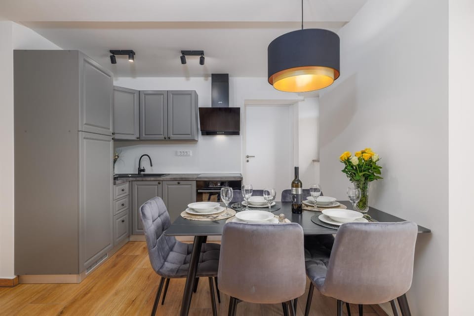 Kitchen or kitchenette, Dining area