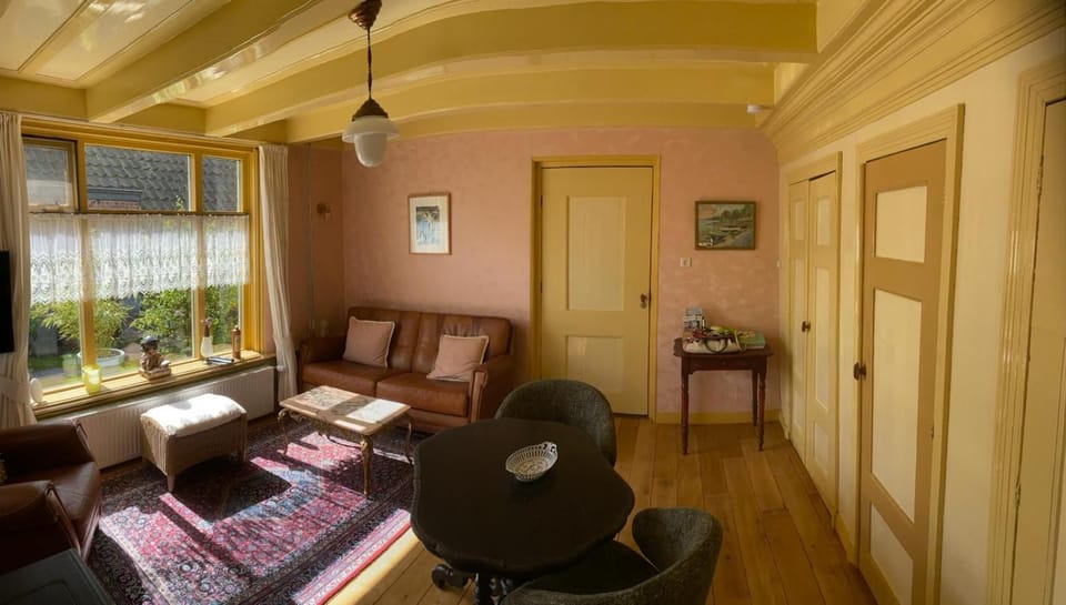 Huis in Marrum uit 1880 met grote tuin. Apartment in Friesland, Netherlands