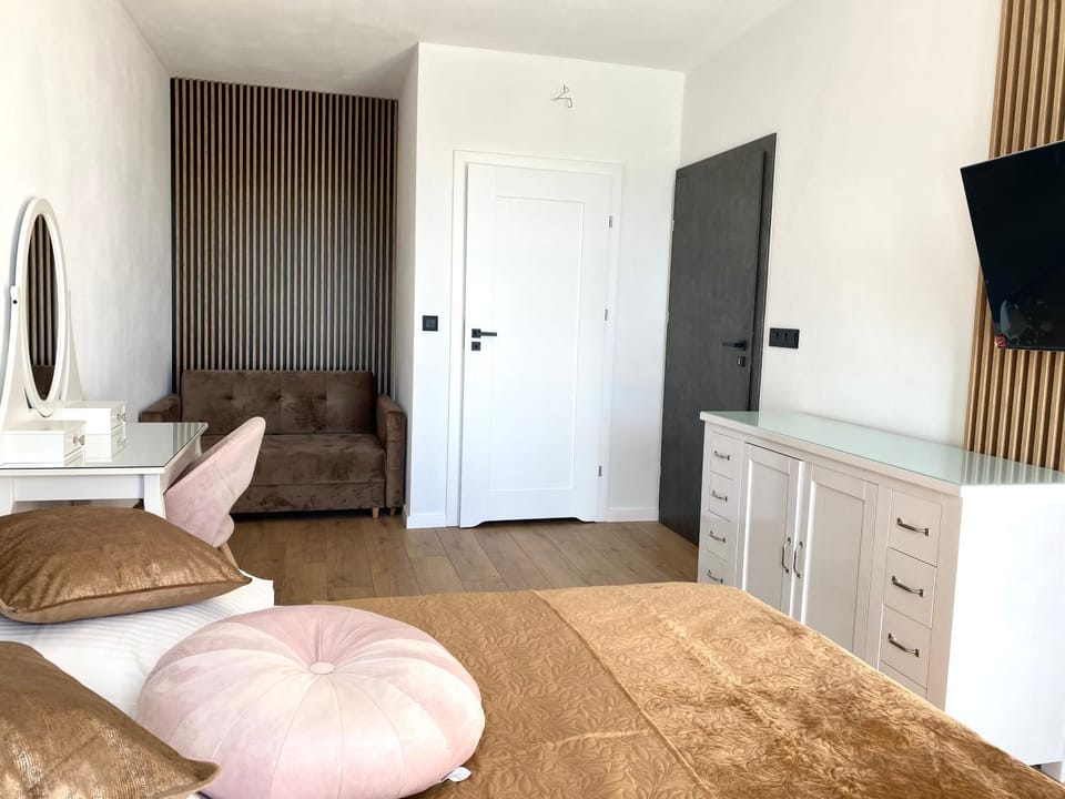 Bed, Seating area, Bedroom