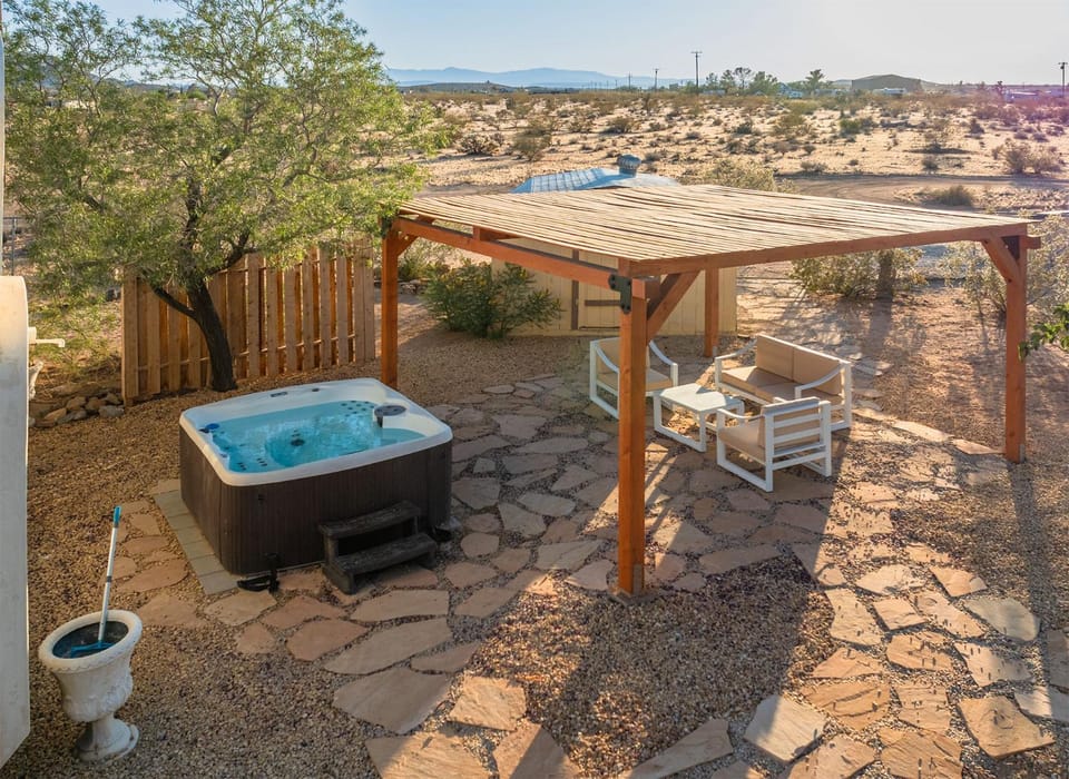 Patio, Day, Natural landscape, Hot Tub