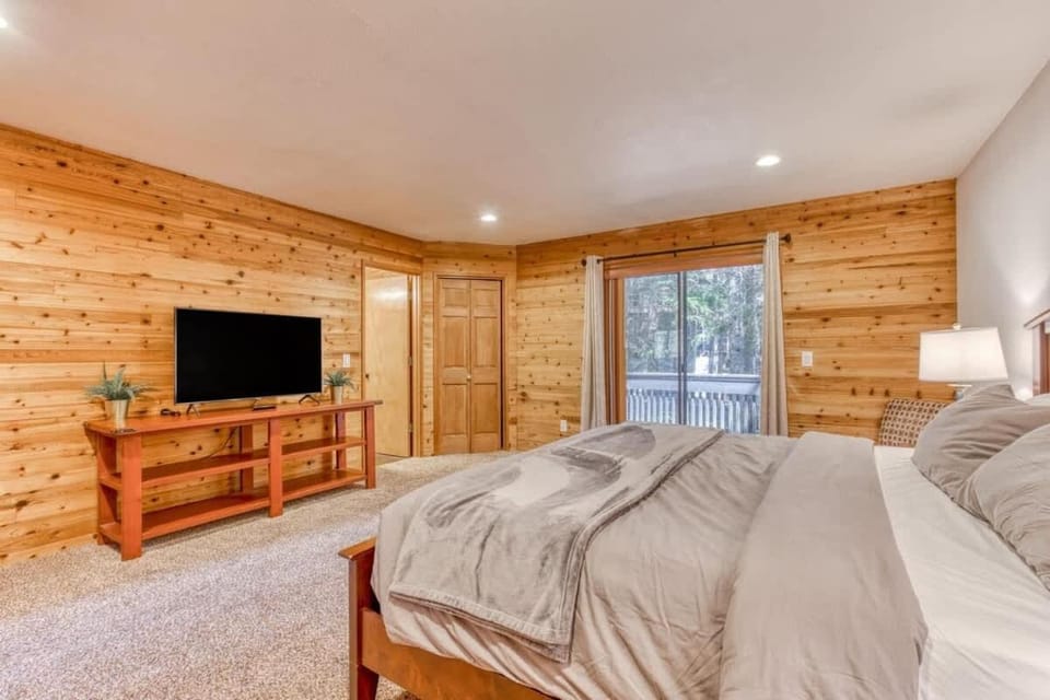 Great Blue Lodge - Spacious Ski Lodge, Hot Tub, Sauna, Game Room & More Chalet in Clackamas County