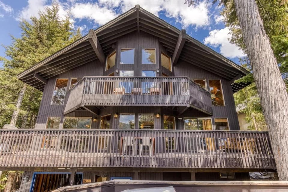 Great Blue Lodge - Spacious Ski Lodge, Hot Tub, Sauna, Game Room & More Chalet in Clackamas County
