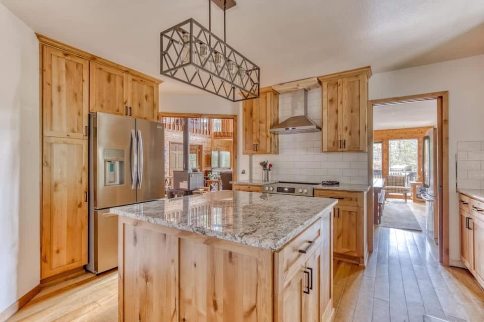 Great Blue Lodge - Spacious Ski Lodge, Hot Tub, Sauna, Game Room & More Chalet in Clackamas County