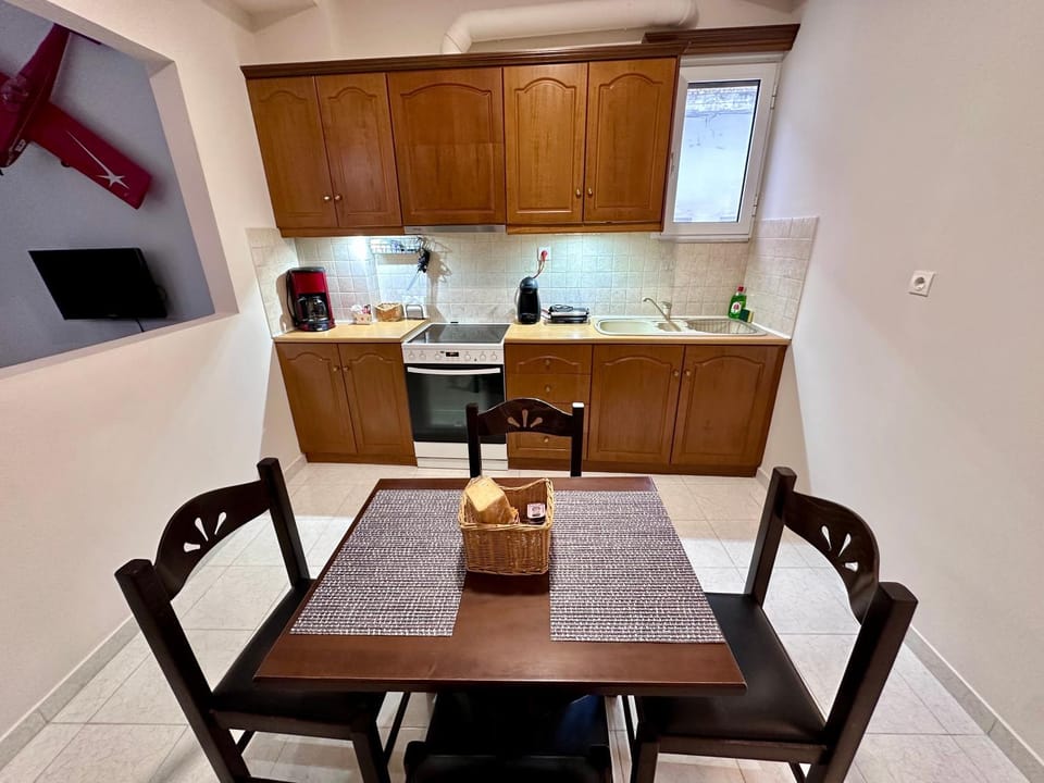 Kitchen or kitchenette, Food and drinks, pet friendly, stove