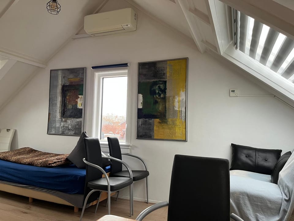 Zolderstudio dichtbij Goffert met eigen badkamer en WC, eigen keuken, eigen ingang Bed and Breakfast in Nijmegen