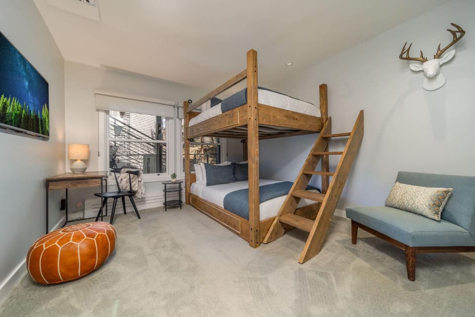 Ski-in Ski-out! Renovated 3BR w AC & Stunning Views! Apartment in Aspen