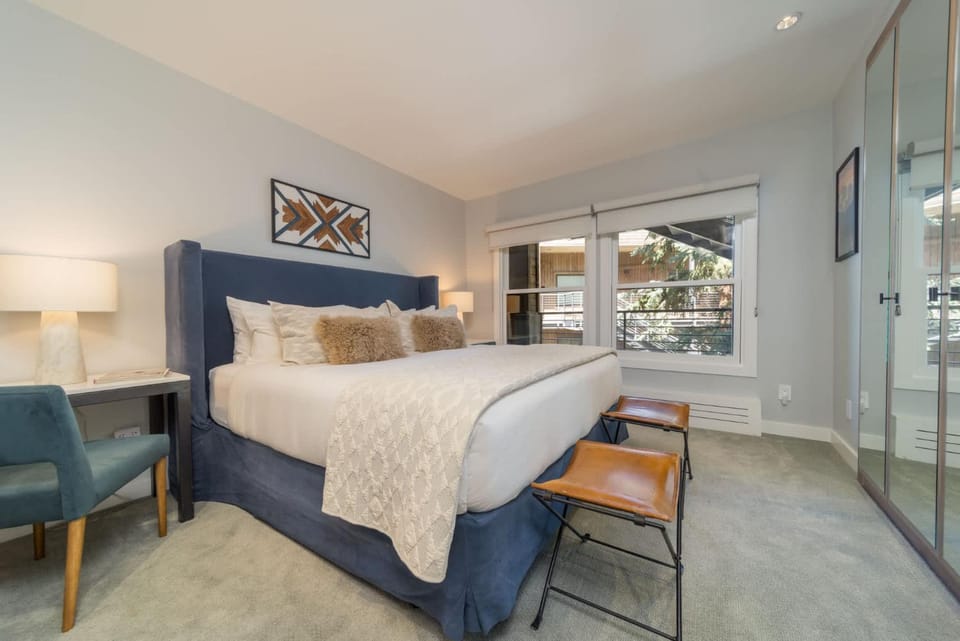 Ski-in Ski-out! Renovated 3BR w AC & Stunning Views! Apartment in Aspen
