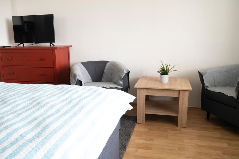 Communal lounge/ TV room, Bed, Photo of the whole room, Seating area, Bedroom
