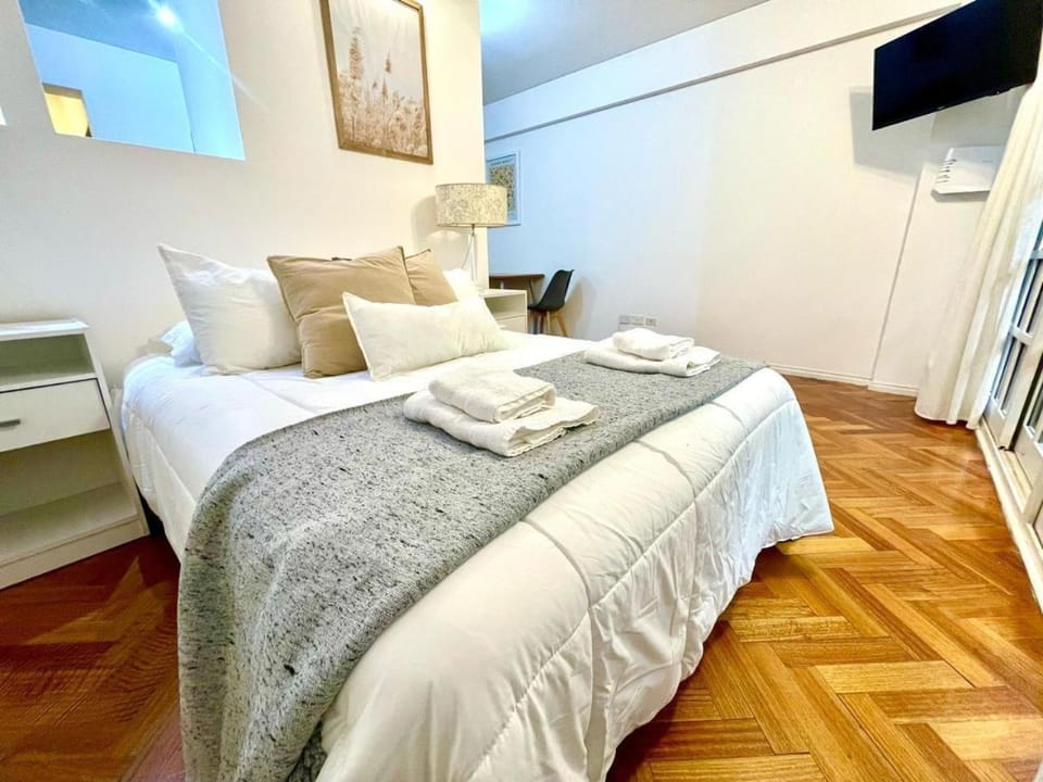Bed, towels