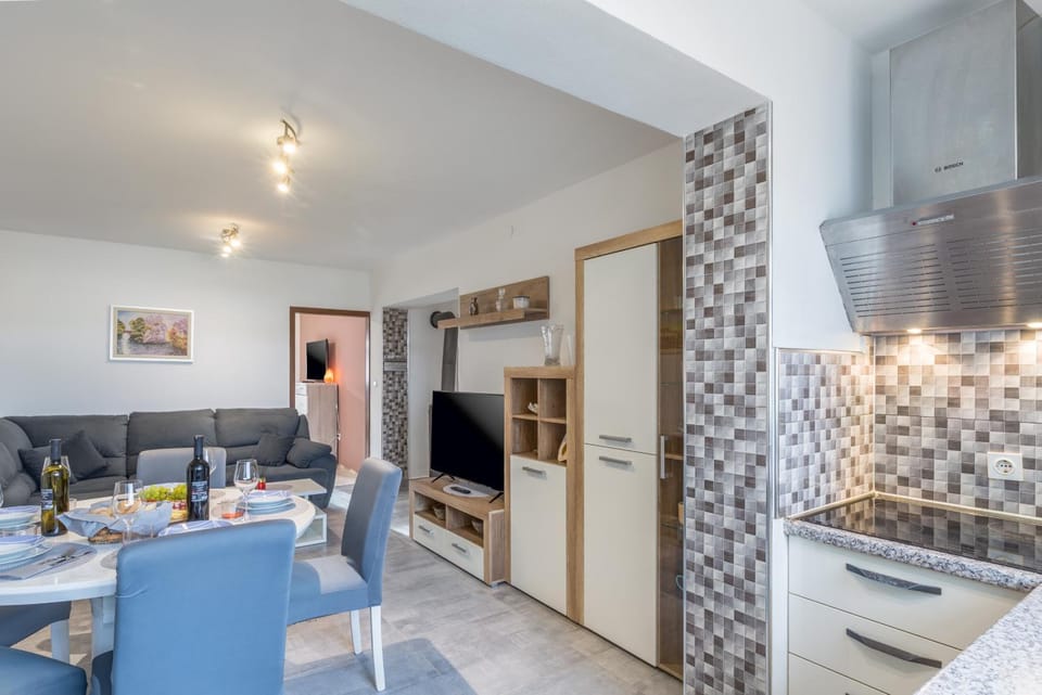 Kitchen or kitchenette, Living room, Seating area, stove