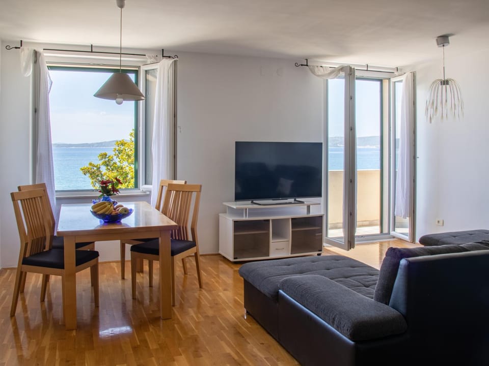 TV and multimedia, Living room, Seating area, Dining area, Sea view