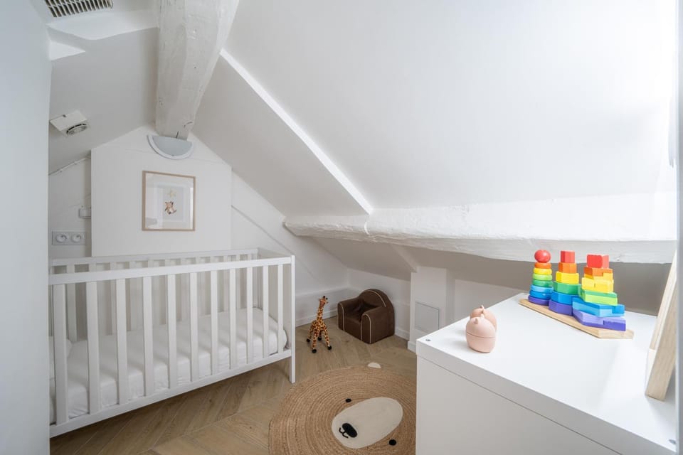 Photo of the whole room, Bedroom, cot, internet