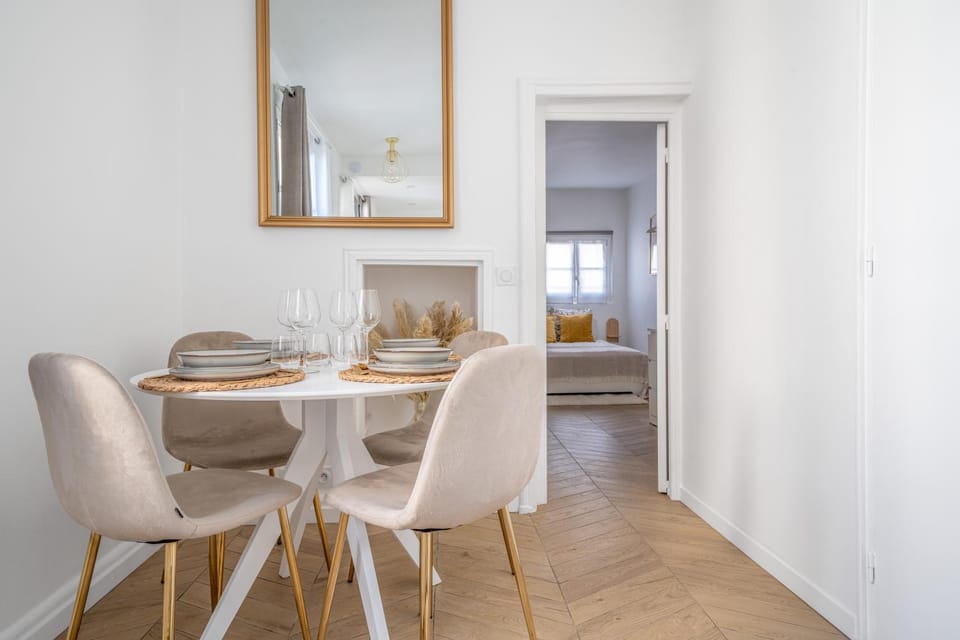 Living room, Seating area, Dining area, internet