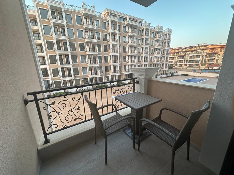 Property building, Patio, Balcony/Terrace, Living room, Seating area, Dining area