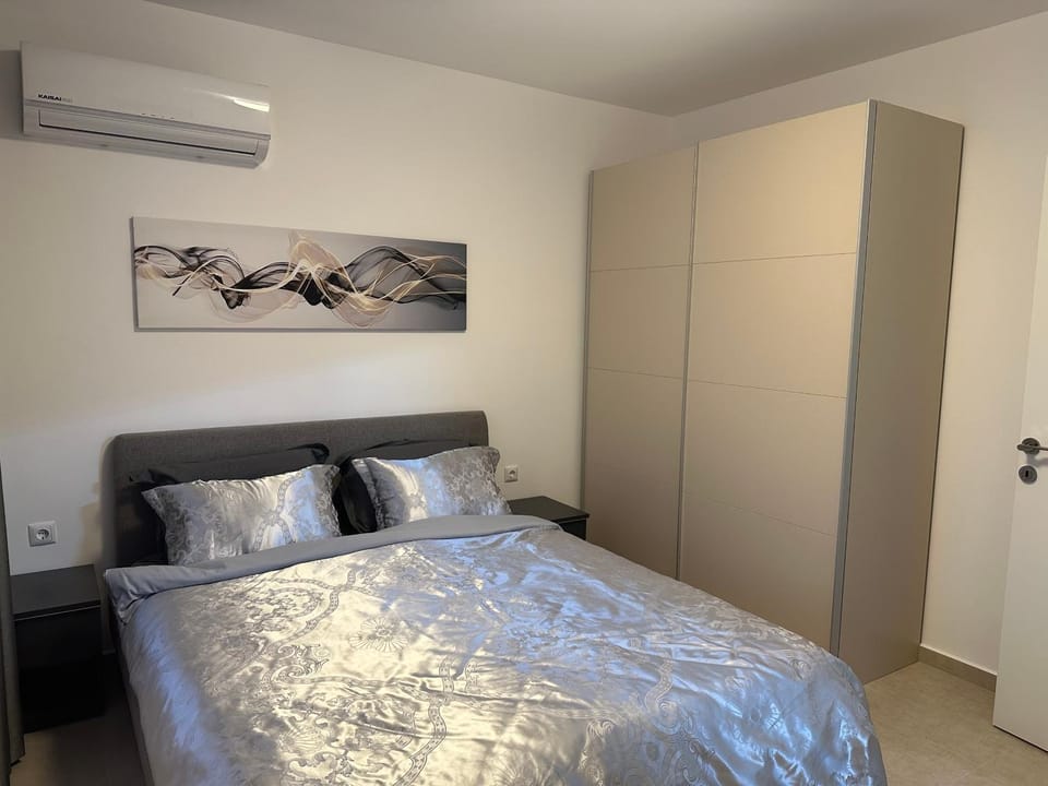 Bed, Bedroom, wardrobe, air conditioner