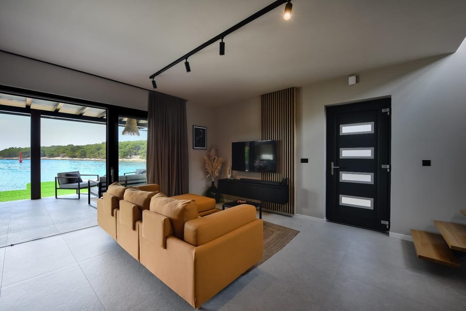 Communal lounge/ TV room, Day, Natural landscape, TV and multimedia, Living room, Decorative detail, Seating area, Sea view