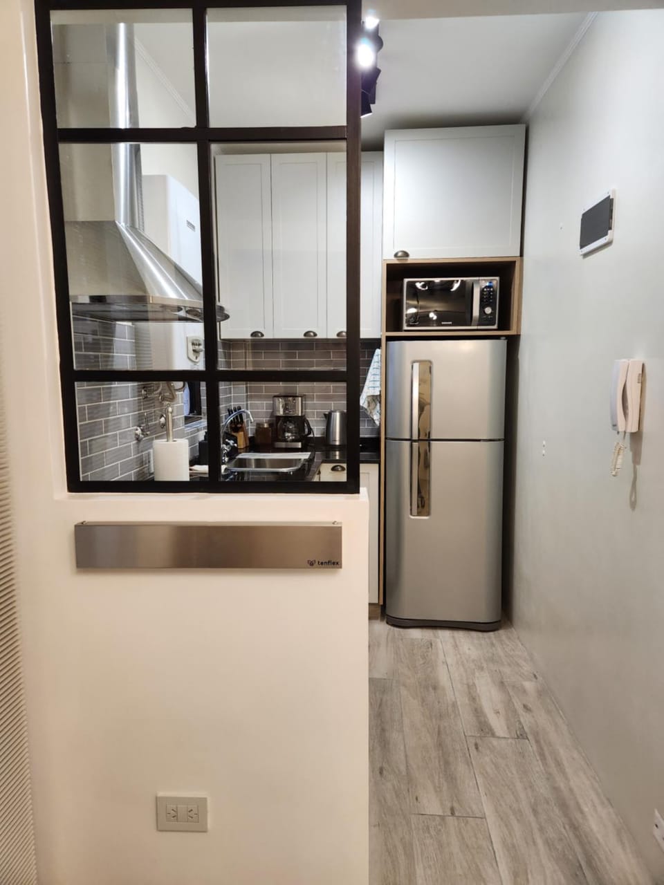 Kitchen or kitchenette, minibar