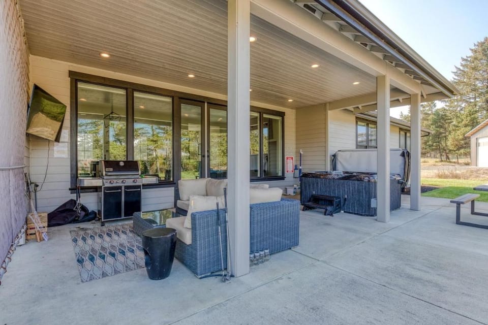 Gearhart Getaway - Gated Community Home w/ Hot Tub, Walk to Beach House in Oregon