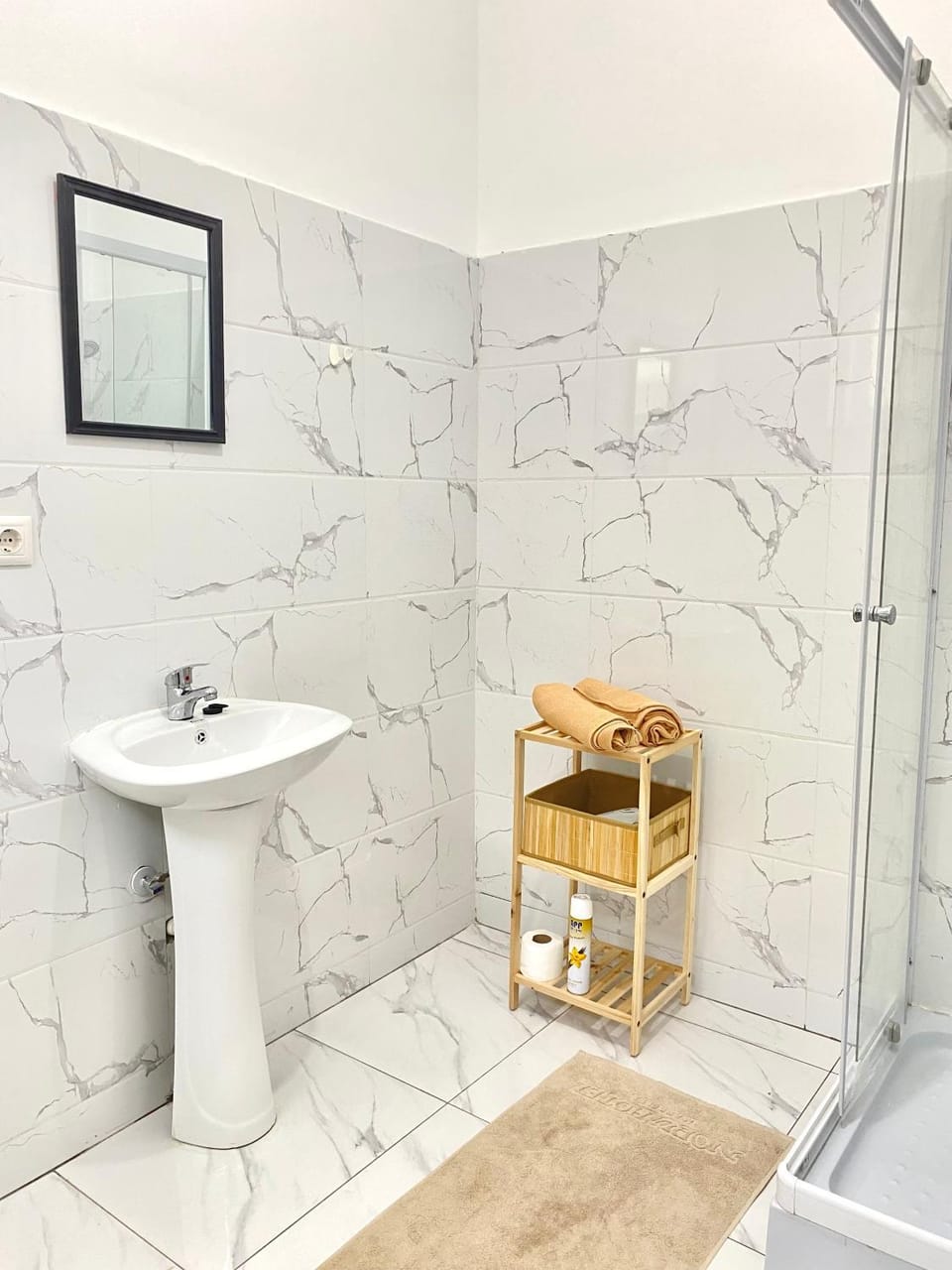 Shower, Toilet, Bathroom, towels